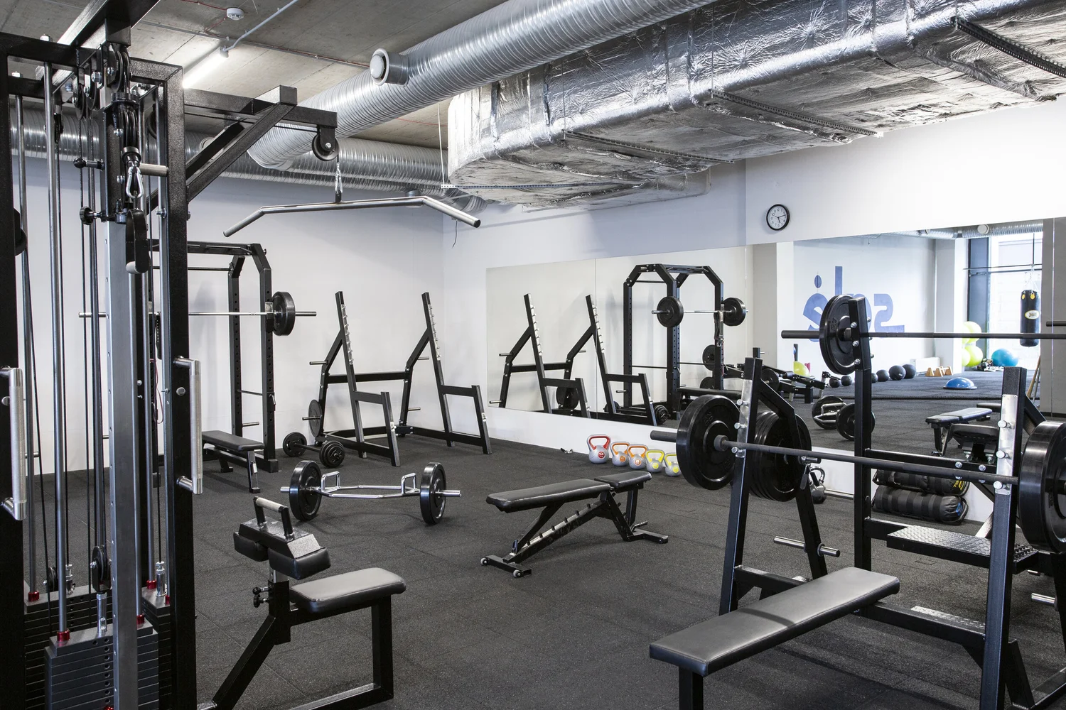 Sporto salės vidinė erdvė su įranga