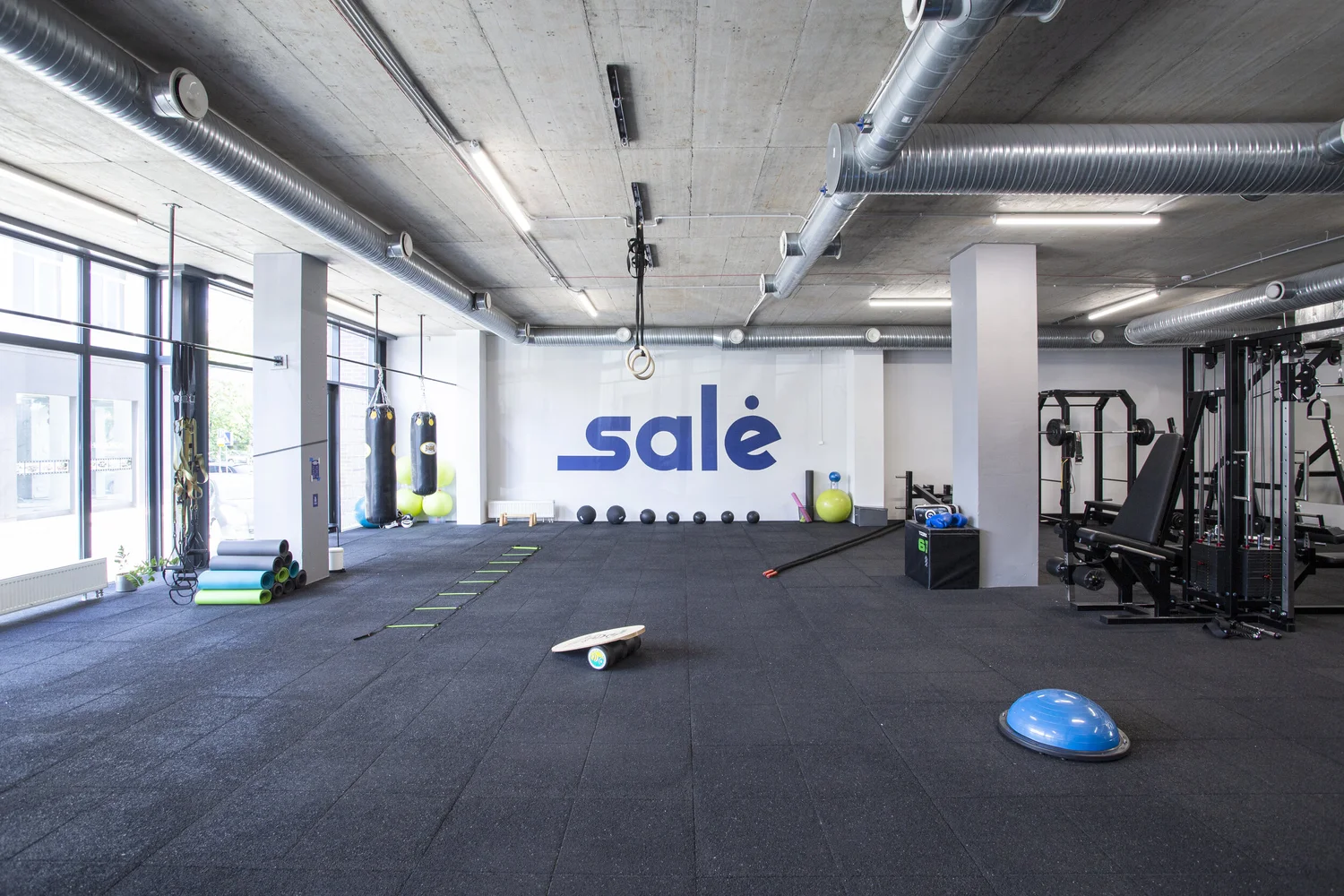 Salės sporto klubo interjeras su treniruočių įranga