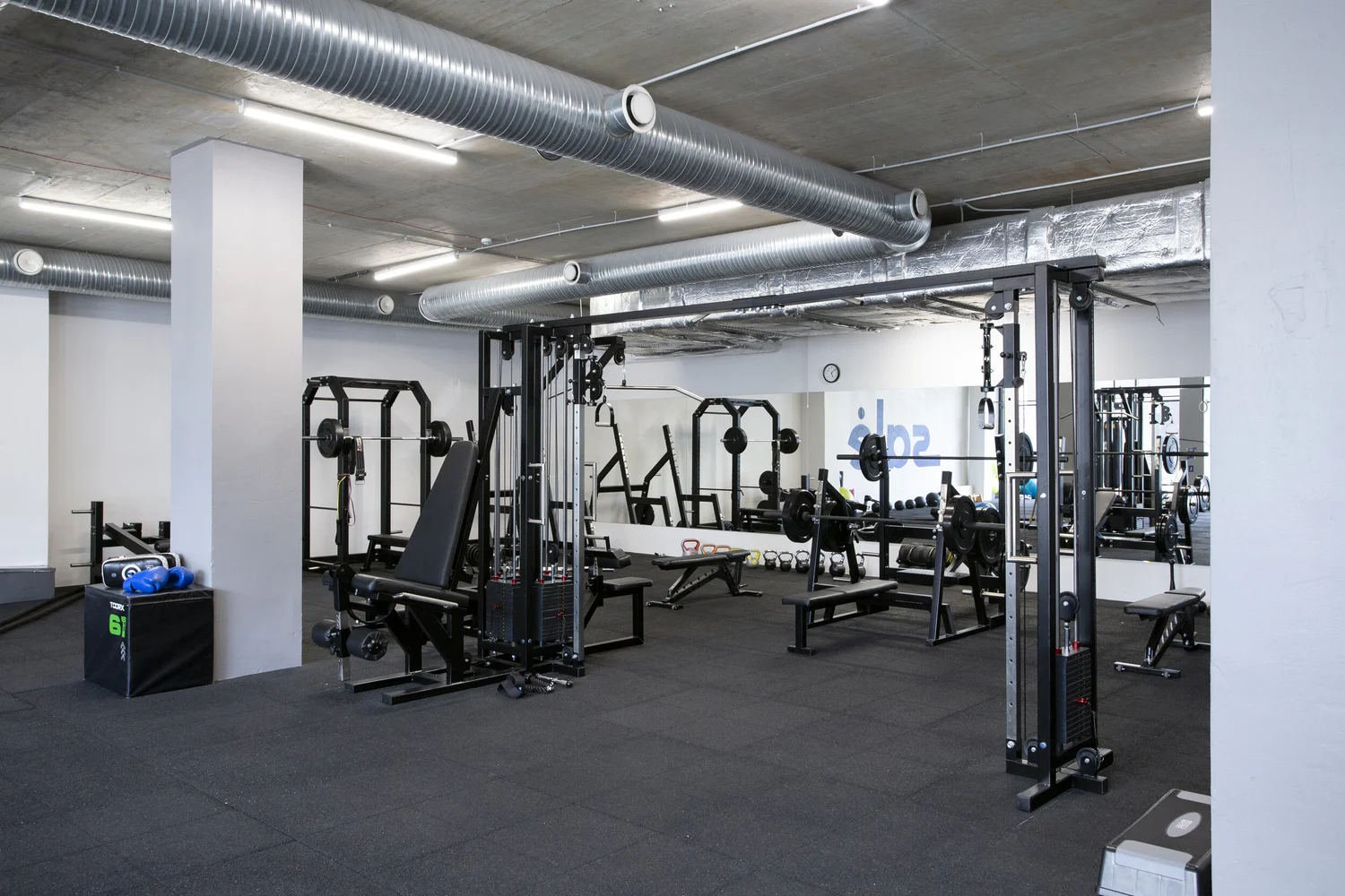 Salės erdvė su suolais ir svarmenimis