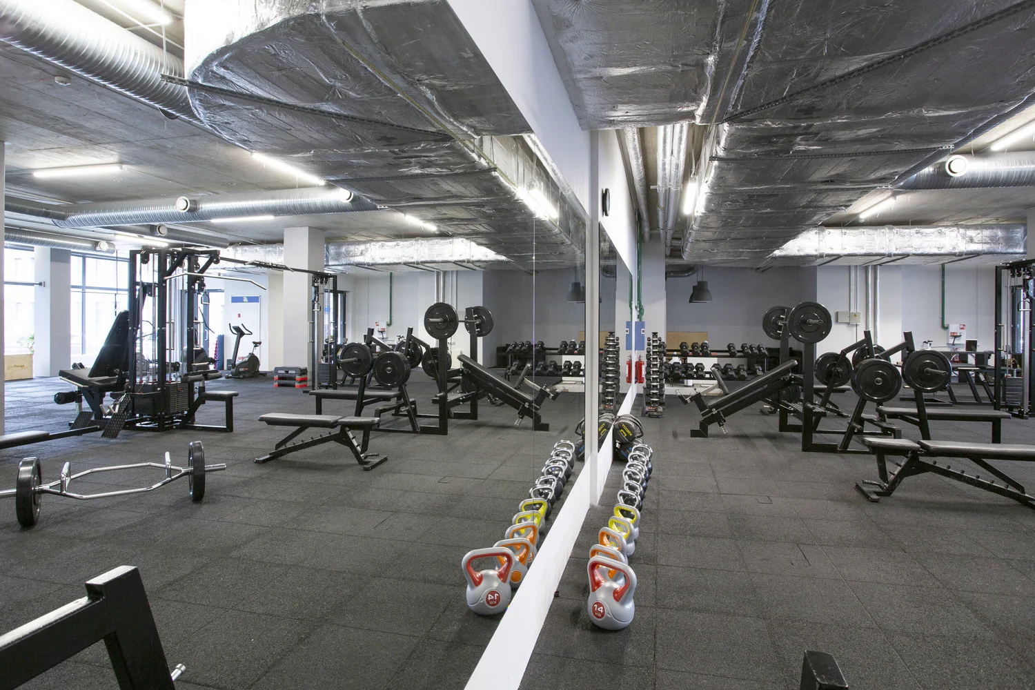 Sporto salė su veidrodžiais ir treniruočių įranga